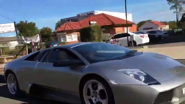 Cette Lamborghini tire une remorque pleine de chèvres... Paysan très riche...