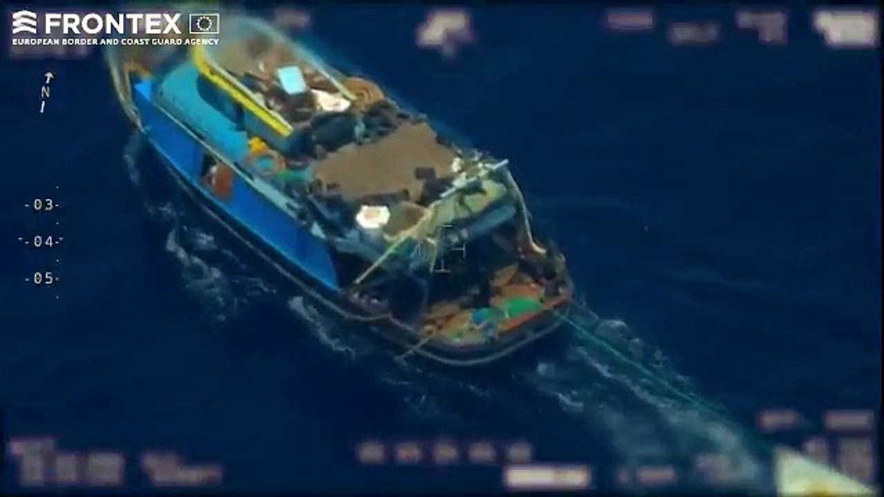 Un bateau de passeur débarque des migrants sur un canot et le laisse dériver