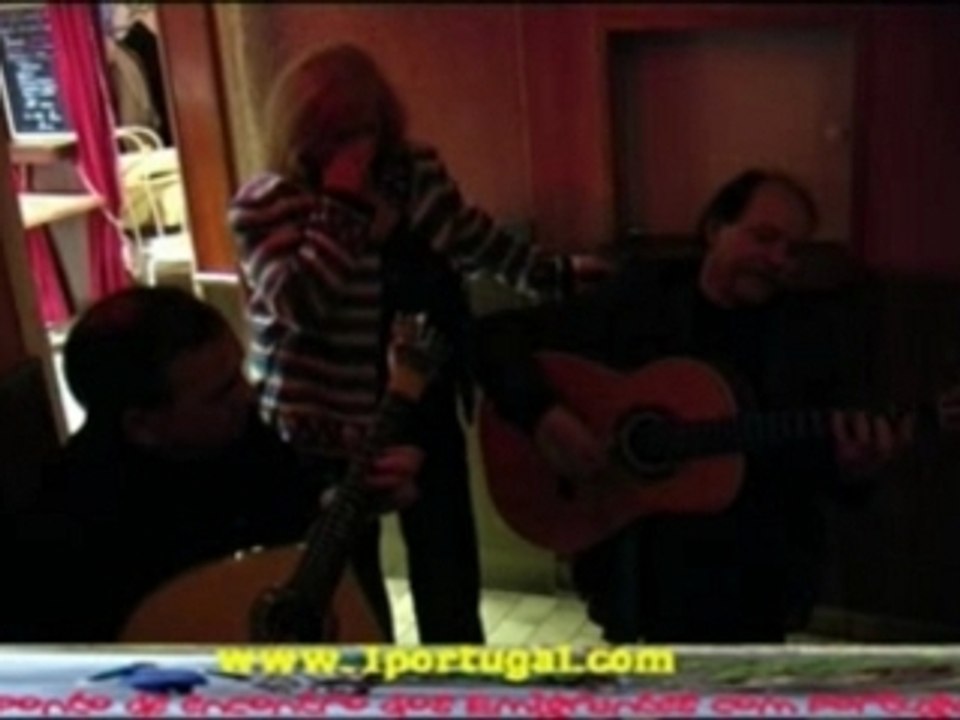 Dona Conceicao Sarmento  canta o fado no - Coimbra do Choupa