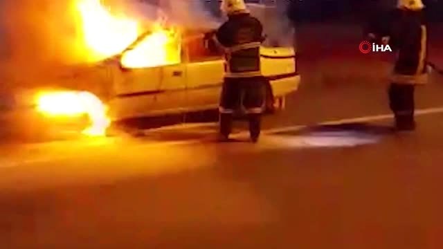 Seyir halindeki otomobil alev alev yandı