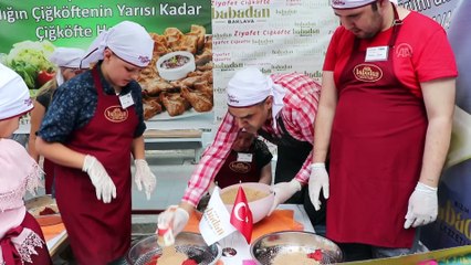 Engelli çocuklar çiğ köfte yoğurdu - İZMİR