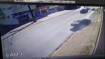 Câmera mostra carro invadindo calçada e atingindo porta de restaurante