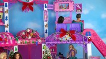 Barbie y Sus Hermanas Compran Regalos de Navidad en el Centro Comercial
