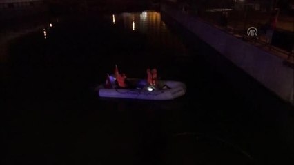 İtfaiye kediyi botla denize açılarak kurtardı