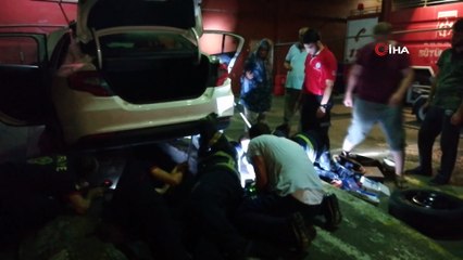 Otomobile giren yılan 4 saatlik çalışma ile çıkarıldı