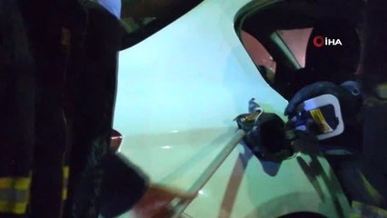 Otomobile giren yılan 4 saatlik çalışma ile çıkarıldı