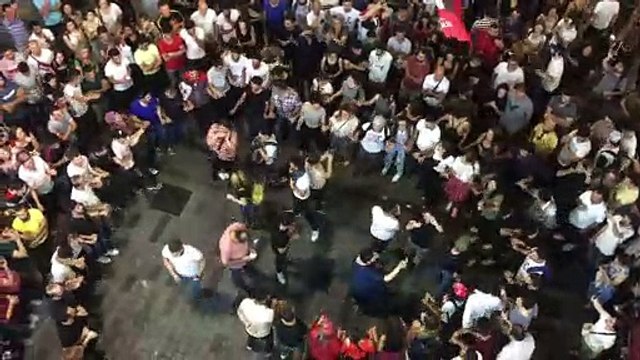 İmamoğlu'nun galibiyeti Beyoğlu'nda Kürtçe halaylarla kutlandı: Yaşasın halkların kardeşliği