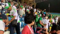 Les supporters algériens nettoient les tribunes