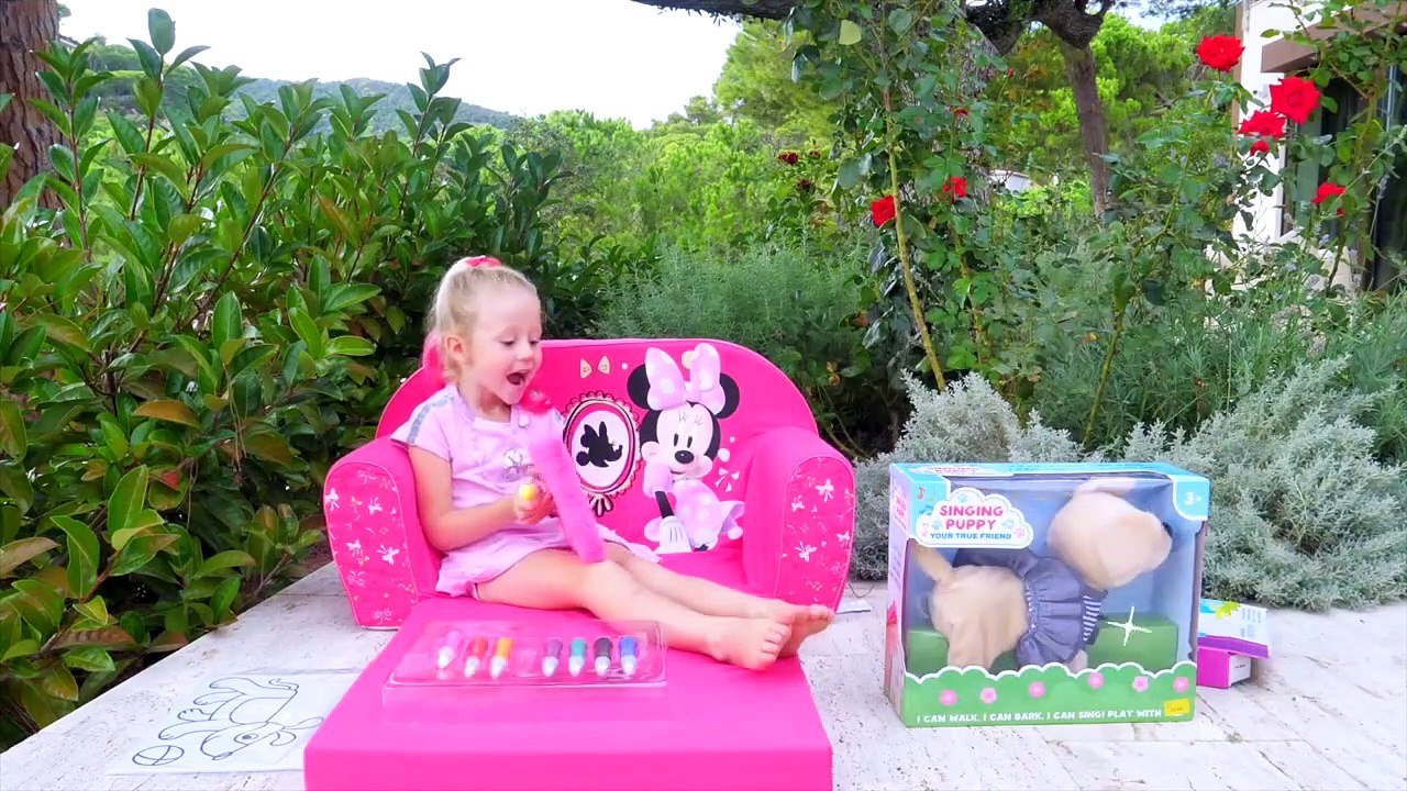 Nastya et des peintures colorées de tirage de la magie des jouets