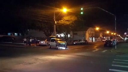 Carros se envolvem em acidente no Bairro Neva