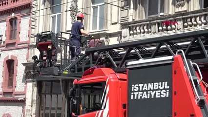 İSTANBUL- İSTİKLAL CADDESİ'NDE İTFAİYE EKİPLERİNİN MARTI KURTARMA OPERASYONU
