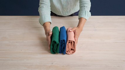 Cómo doblar camisetas con el método vertical de Marie Kondo