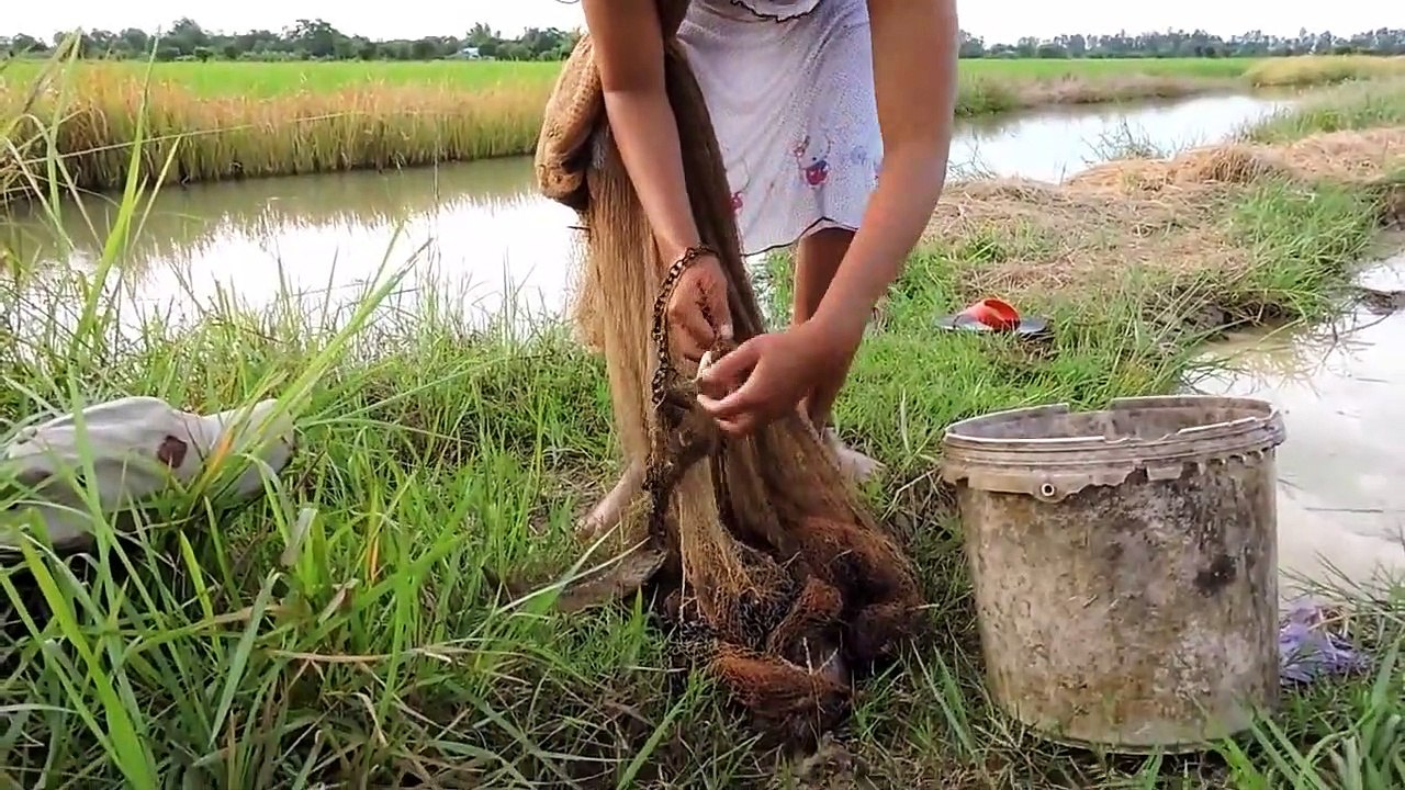 La technologie Primitive. Incroyable fille de la pêche