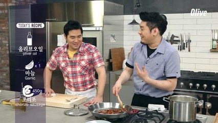 손질한 재료 빠에야 판에 볶기