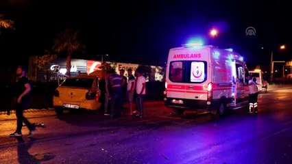 Polisin 'dur' ihtarına uymayan sürücü kaza yaptı: 2 yaralı - İZMİR