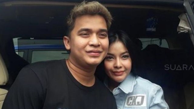 Elvia Cerolline Diajak Billy Syahputra 'Candle Light Dinner' Bareng Keluarga di Pinggir Jalan