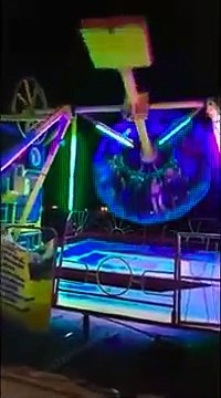 Une personne chute d'un manège qui tourne très vite