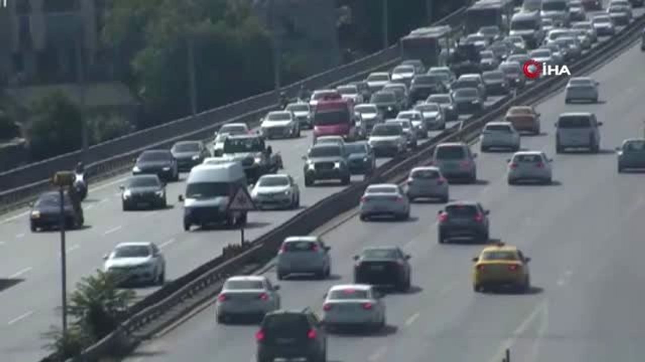 15 Temmuz Şehitler Köprüsü Avrupa yakası çıkışında bir otomobil kontrolden çıkarak takla attı.