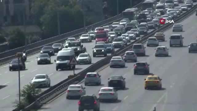 15 Temmuz Şehitler Köprüsü Avrupa yakası çıkışında bir otomobil kontrolden çıkarak takla attı.