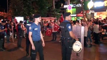 Ekrem İmamoğlu’nun seçimi kazanması İBB önünde ve Beşiktaş’ta kutlandı