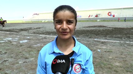 Ata sporu atlı cirite kadın eli değdi