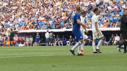 لقطة: كرة قدم: كارفاليو يطيح بتشفشينكو أرضاً في مباراة أساطير تشيلسي والريال