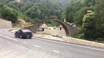 Yol genişletme çalışmasında zarar gören tarihi taş köprü onarılmayı bekliyor