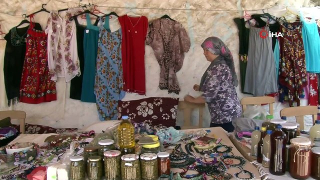 Ayvacık kadınları evlerinde yaptıkları ürünleri satarak ev bütçesine katkı sağlıyor