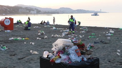 Limpieza de la playa de La Malagueta tras la noche de San Juan