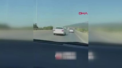 İZMİR Direksiyonu, tartıştığı sürücünün otomobiline doğru kırdı