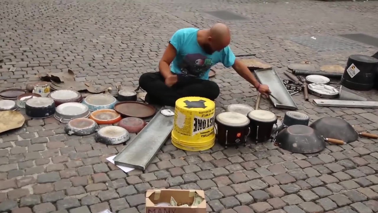 Il joue de la musique techno à un niveau de dingue juste en tapant sur des objets recyclés