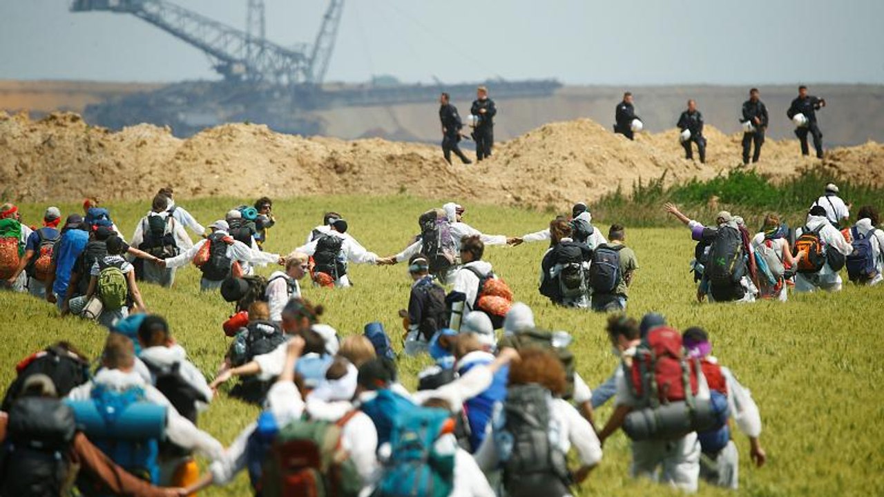 Klimaproteste - Demonstranten durchbrechen Absperrungen in den Tagebau