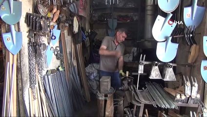 90 derece sıcaklığın altında demircilerin zorlu mesaisi