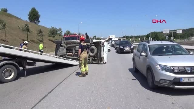 İSTANBUL- SABİHA GÖKÇEN HAVALİMANI YOLUNDA KAMYONET TAKLA ATTI