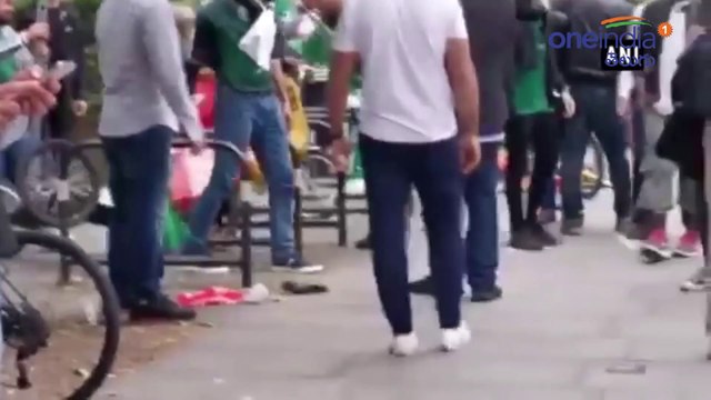 ICC Cricket World Cup 2019 : Pak Fans Tear Down Posters Outside Lord’s Stadium || Oneindia Telugu