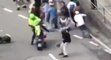Des policiers à moto écrasent des skateurs et se prennent des coups de skate