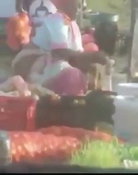 Cette vendeuse frotte ses beignets sur ses parties intimes pour attirer ses clients