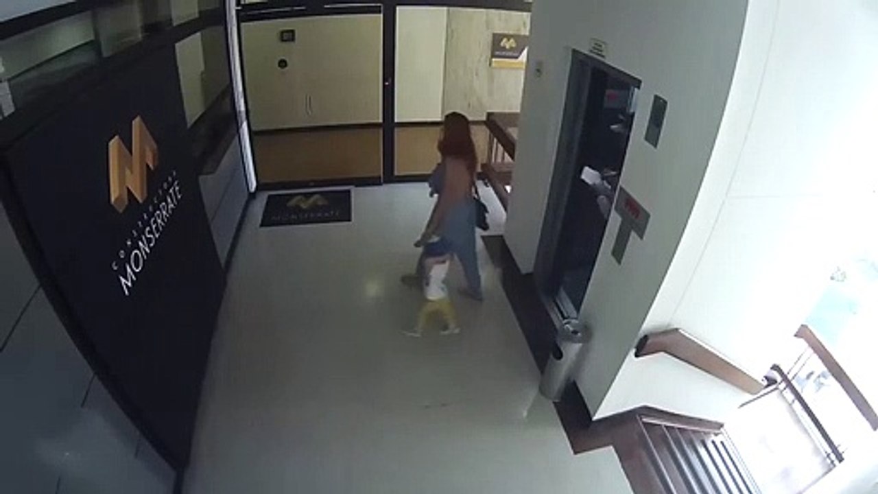 Une maman sauve sa fille d’une chute dans une cage d’escalier