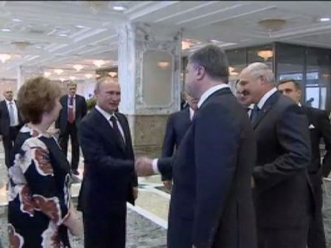 Apretón de manos entre Putin y Poroshenko durante la cumbre en Minsk