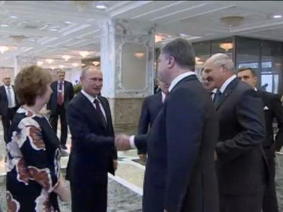 Apretón de manos entre Putin y Poroshenko durante la cumbre en Minsk