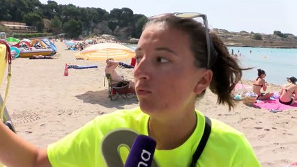 Aurélia Janin explique comment soigner une piqûre de méduse.