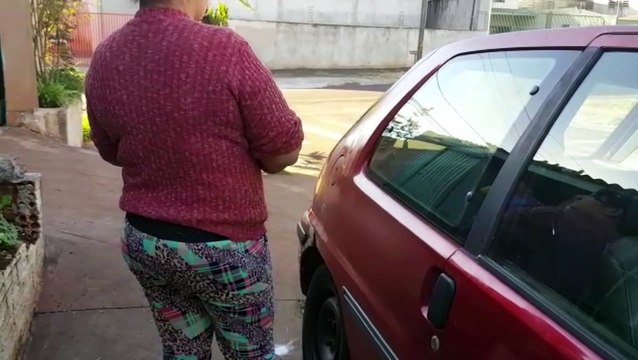 Carro amanhece com pneus furados e para-brisa danificado e moradora acusa ex-nora