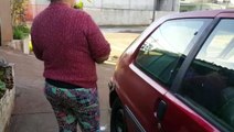 Carro amanhece com pneus furados e para-brisa danificado e moradora acusa ex-nora