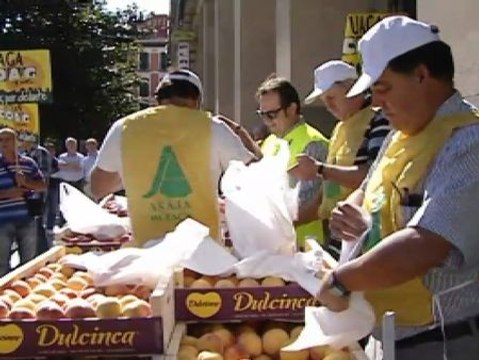 Regalan cinco mil kilos de melocotones para demostrar que el mercado no funciona