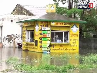 जानलेवा न हो जलभराव... सड़क पर भरे पानी में डुबकी लगा रहे थे बच्चे, बगल से गुज़री स्कॉर्पियो