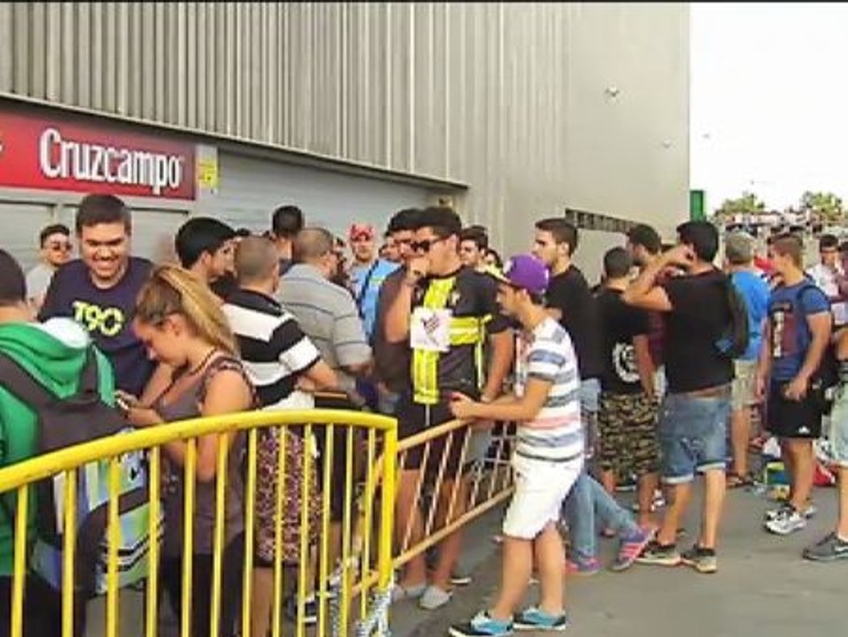 Largas colas de aficionados del Córdoba para las entradas contra el Real Madrid