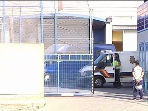 Trasladan a 300 inmigrantes a centros de internamiento de Madrid y Barcelona