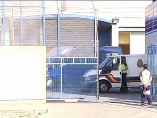Trasladan a 300 inmigrantes a centros de internamiento de Madrid y Barcelona