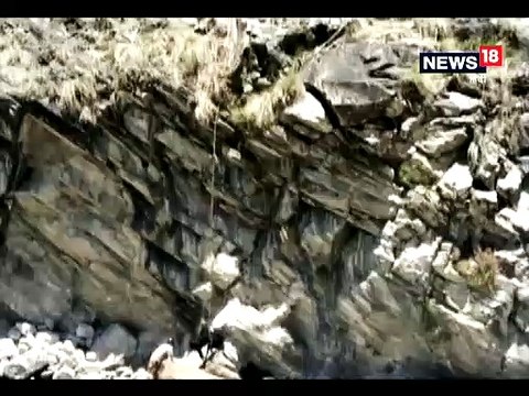 धोली नदी किनारे चट्टान पर फंसी गाय का किया रेस्क्यू