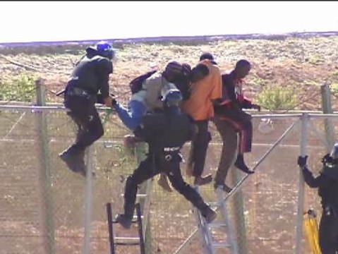 La Guardia Civil entrega a medio centenar de inmigrantes a Marruecos en la frontera de Melilla
